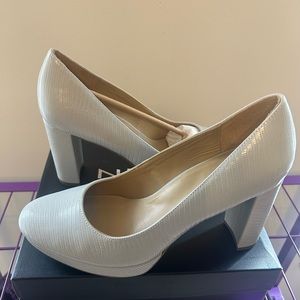 Naturalizer 3 inch light dove gray round toe pumps.